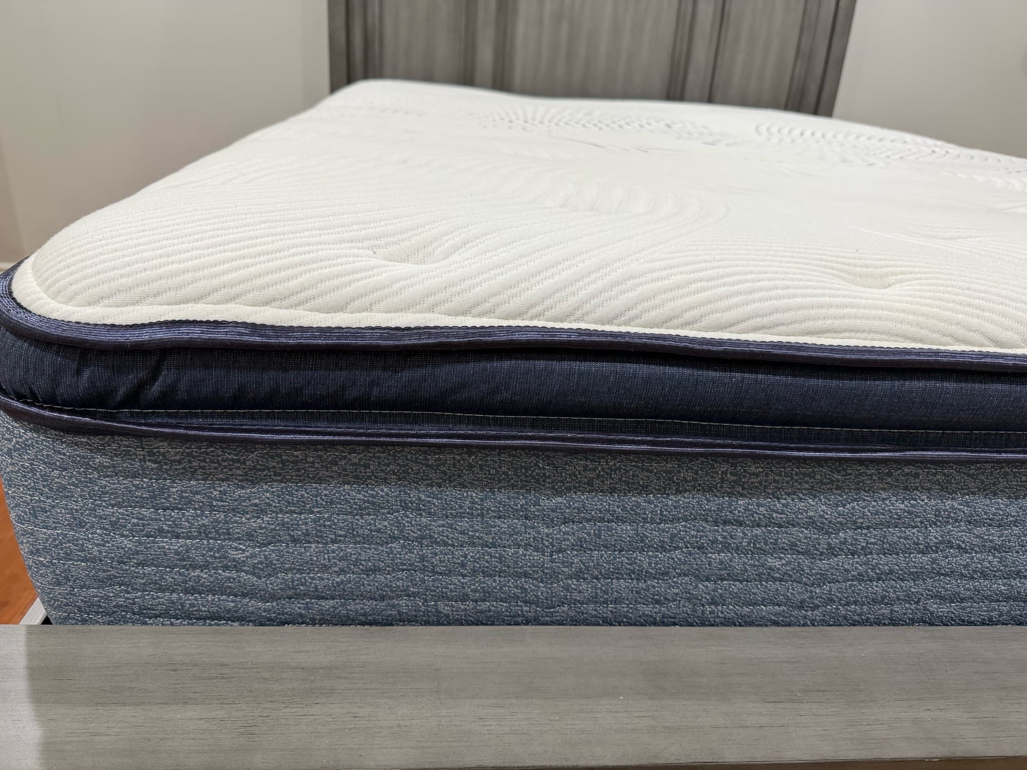 퀸 사이즈 침대와 매트리스 - 1