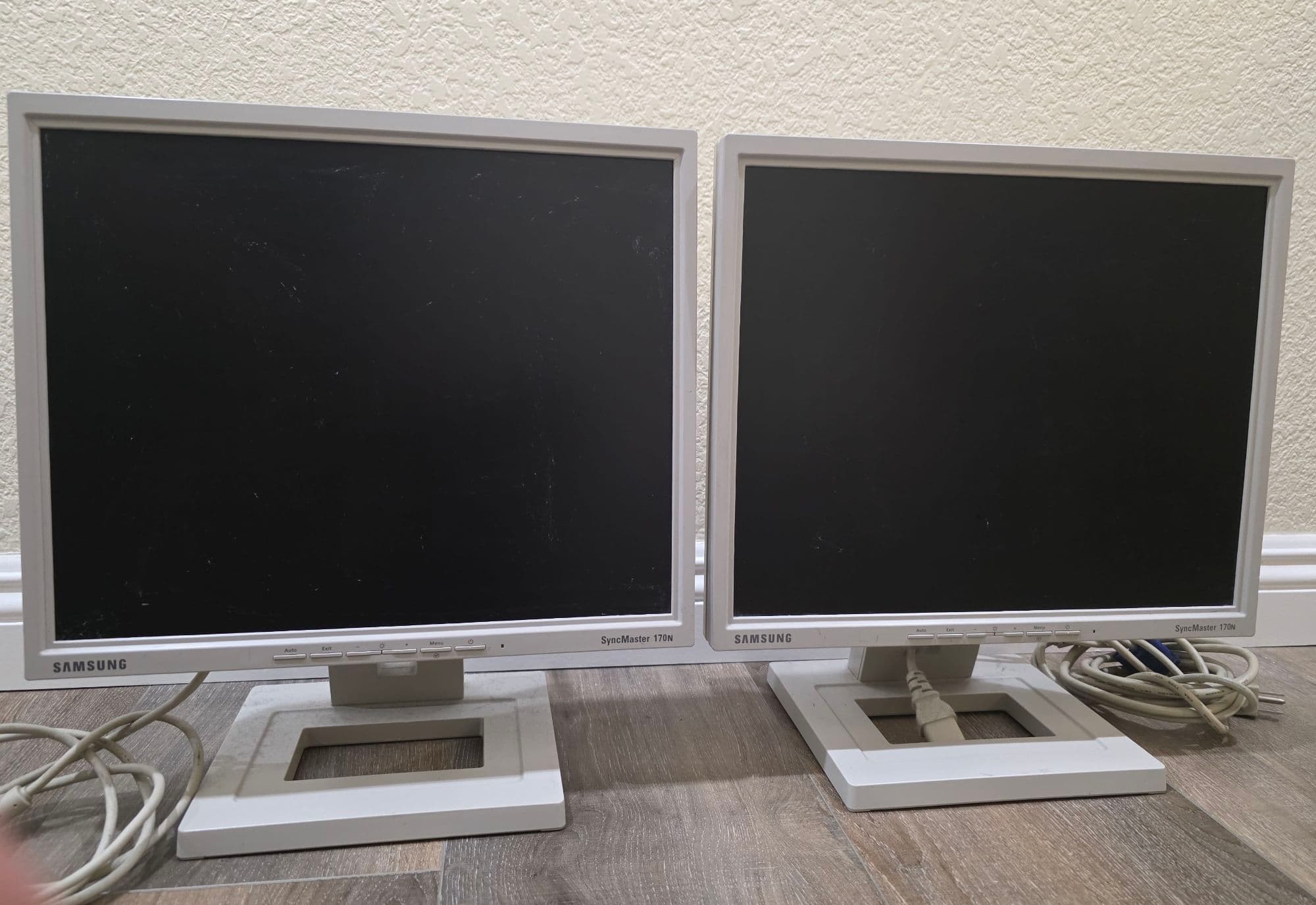 Samsung 170N 모니터 2대 모두 $20 - 1