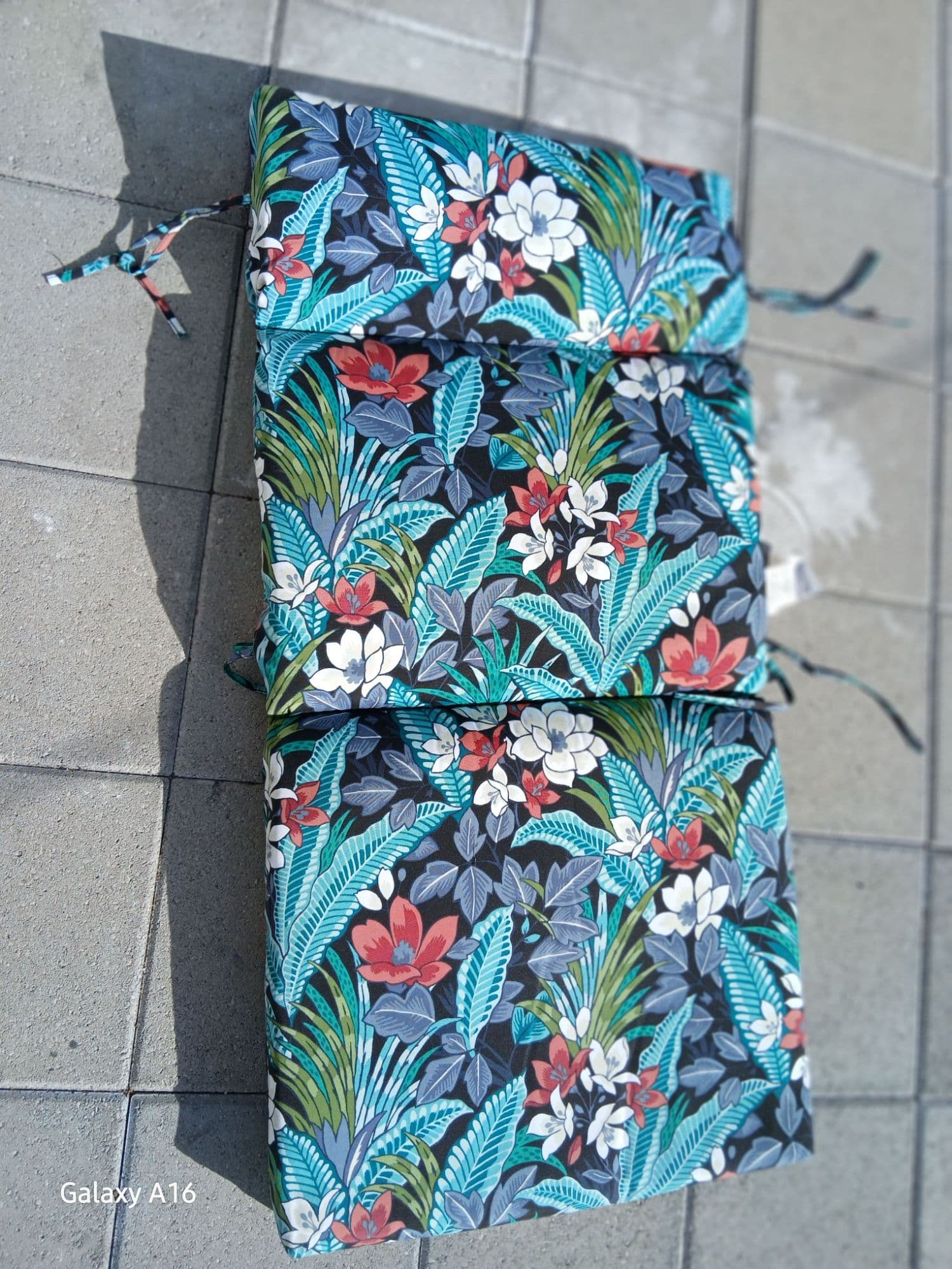 실내.실외용  두툼한 의자쿠션   2개  큰사이즈 - 1