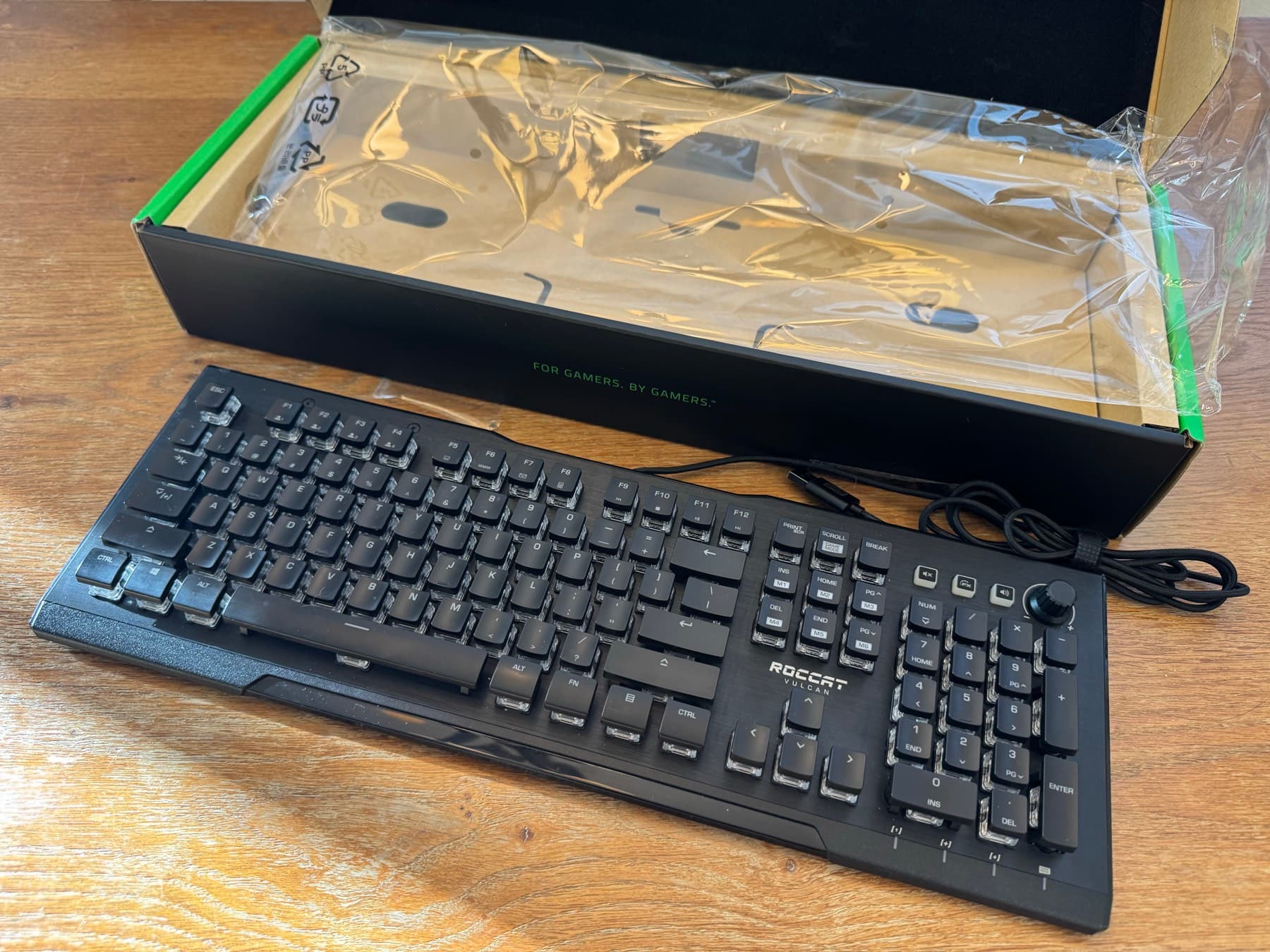 ROCCAT Vulcan Pro 키보드 (풀사이즈, 유선) - 1