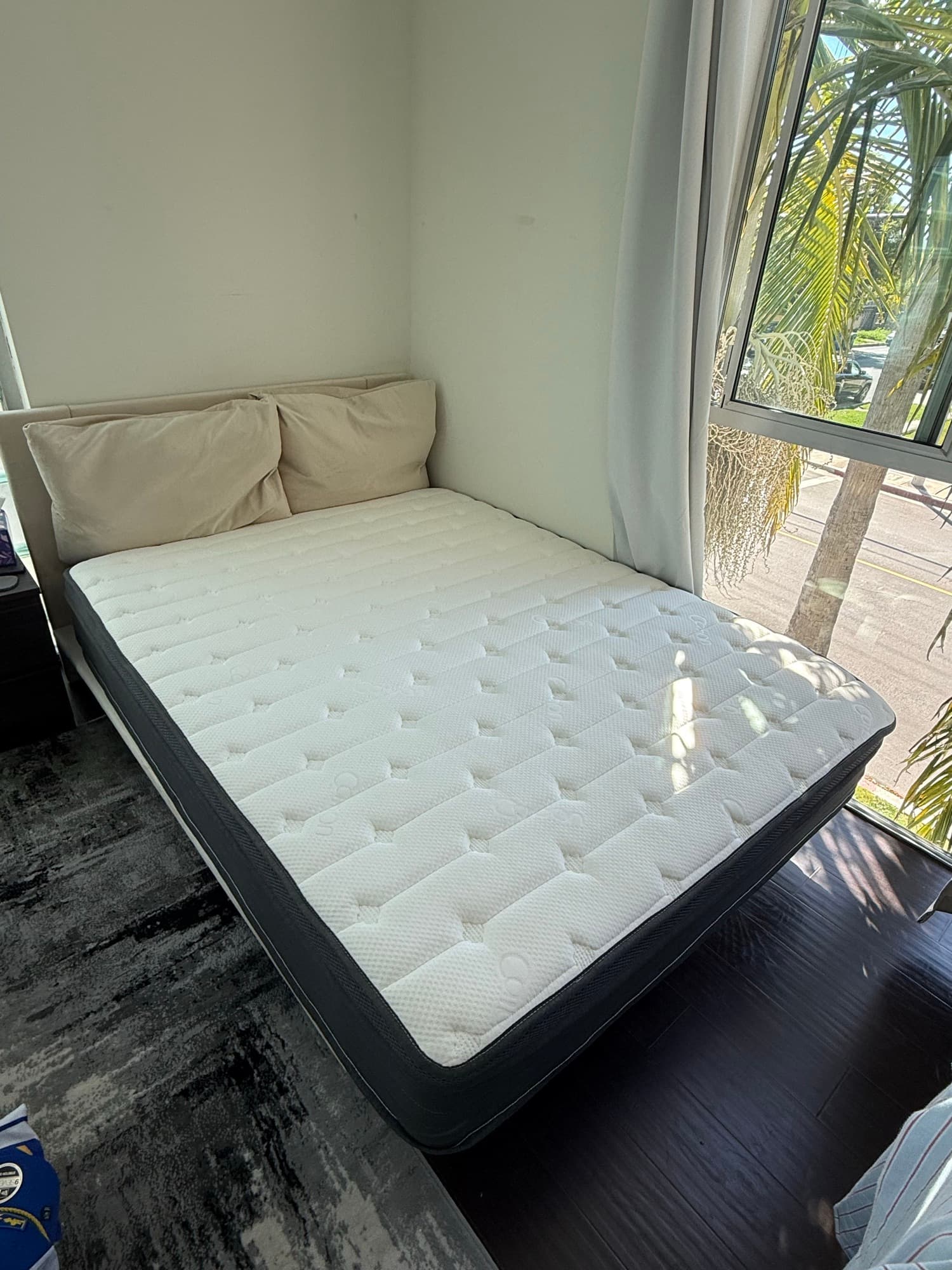 퀸사이즈 침대 프레임 + 매트리스 팝니다. (거의 새거) - 1