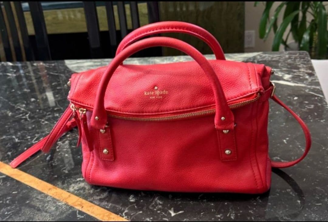 케이트 스페이드 뉴욕(Kate Spade New York)의 코블 힐 스몰 레슬리(Cobble Hill Small Leslie) 가죽 사첼백 
1 - 1