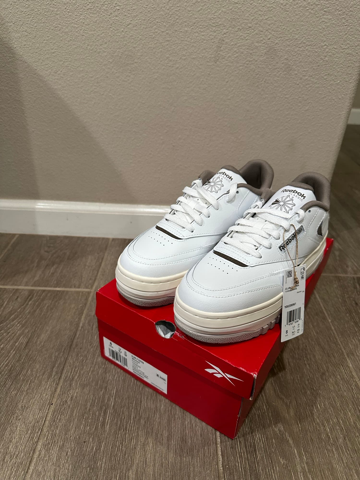 <새상품> 리복 여성용 클럽 C 엑 스트라 스니커즈- 사이즈 8 (새상 품, 박스 - 1