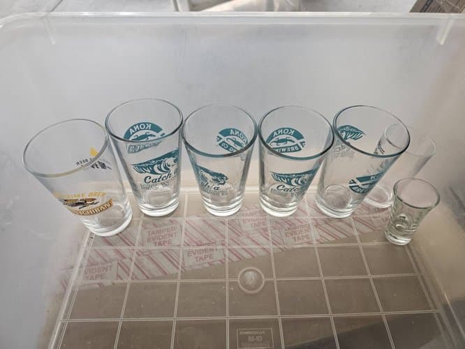 진로 소맥잔과 맥주잔들