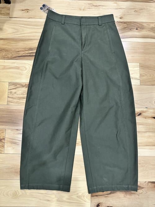 유니클로 저지배럴팬츠 올리브 L사이즈 팝니다.