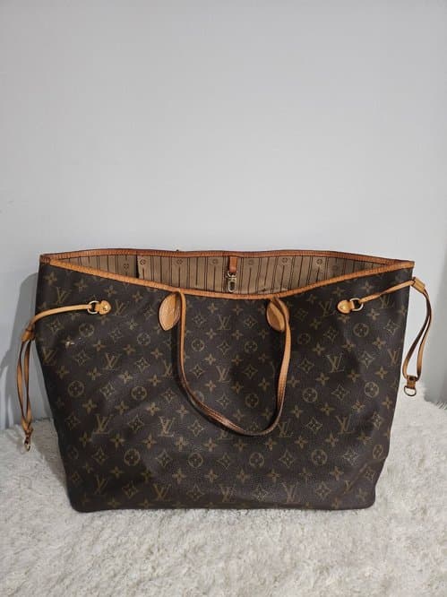 Louis Vuitton
Neverfull cloth tote