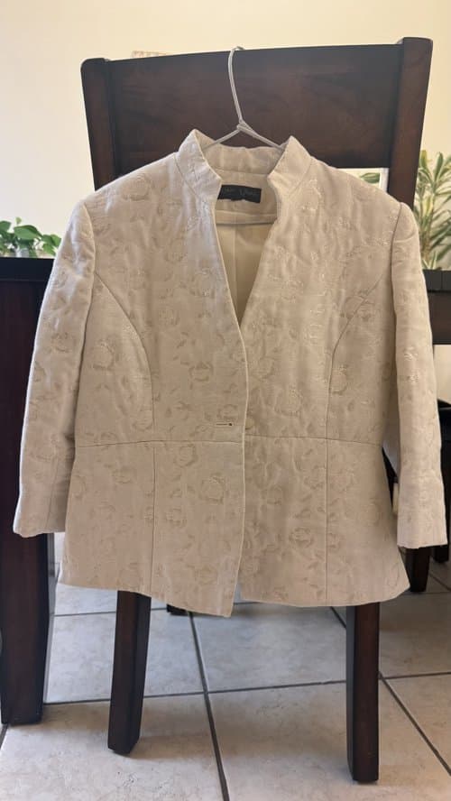 흰색 자수가 있는 자켓