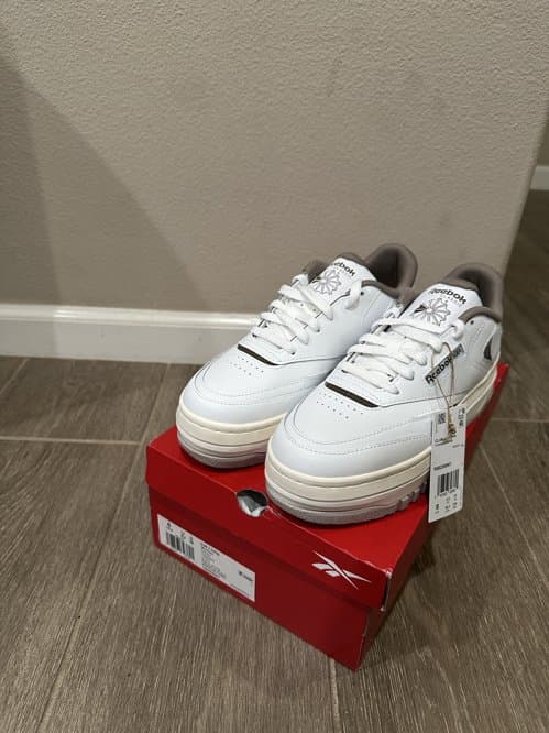 <새상품> 리복 여성용 클럽 C 엑 스트라 스니커즈- 사이즈 8 (새상 품, 박스