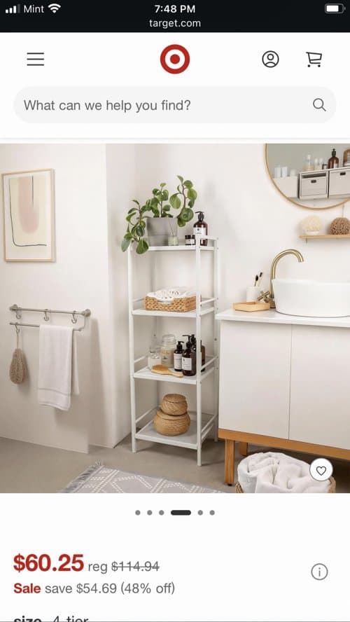 견고한 4단 철재 선반과 여러 소품들