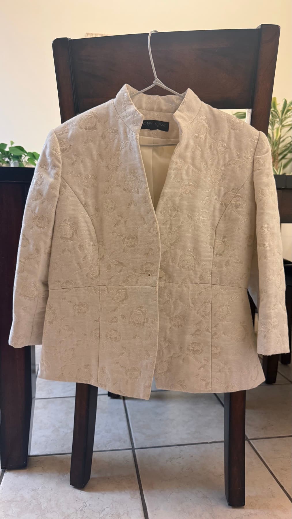 흰색 자수가 있는 자켓 - 1