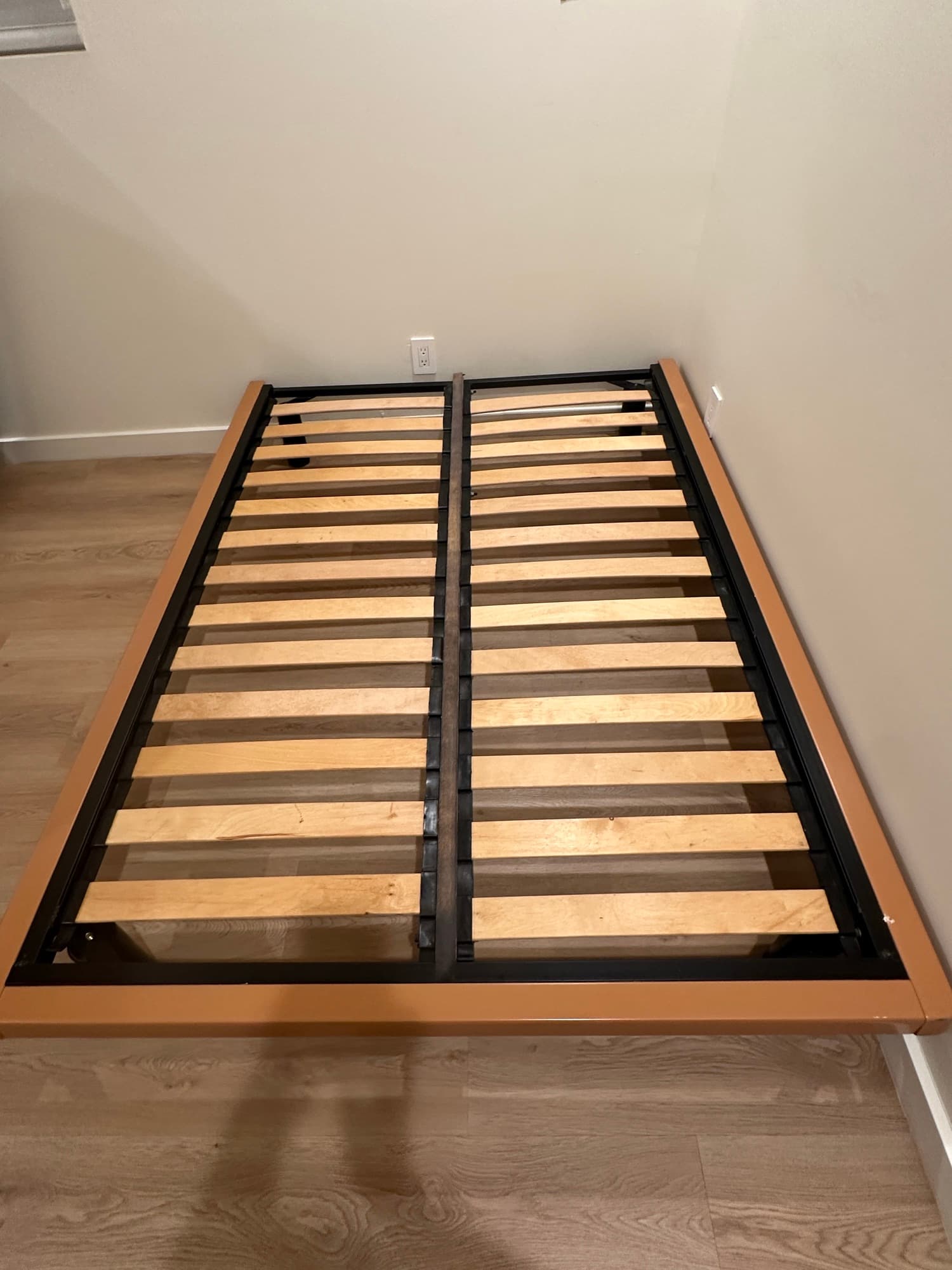 풀사이즈 침대 프레임 팔아요 - 1
